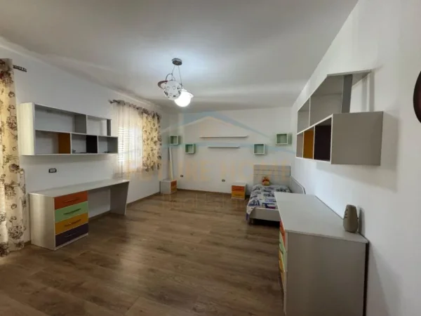 Tirane, jepet me qera 3 Katshe , 10.000 € (vilat Gjerane)