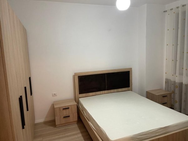 Tirane, jepet me qera apartament 1+1+Ballkon Kati 2, 75 m² 600 € (RRUGA SIRI KODRA)