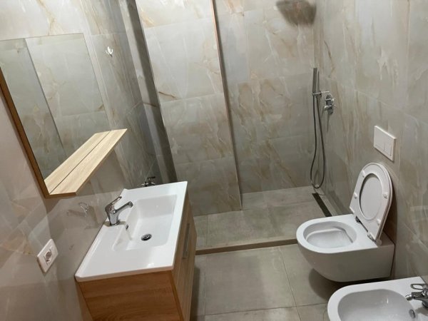 Tirane, jepet me qera apartament 1+1+Ballkon Kati 2, 75 m² 600 € (RRUGA SIRI KODRA)