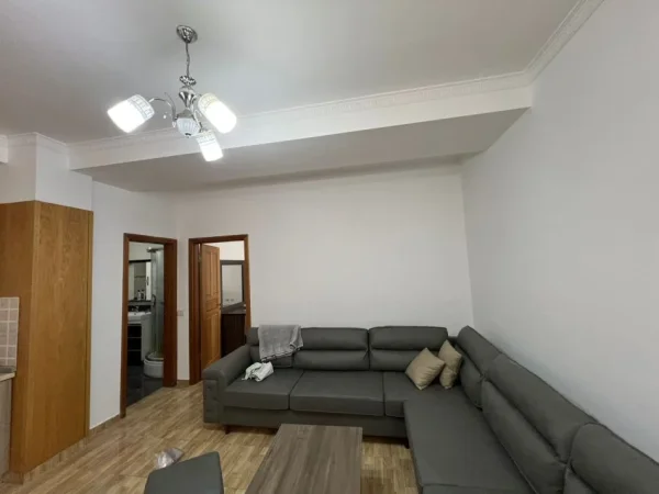 Tirane, jepet me qera apartament 2+1 Kati 4, 110 m² 500 € (astir)