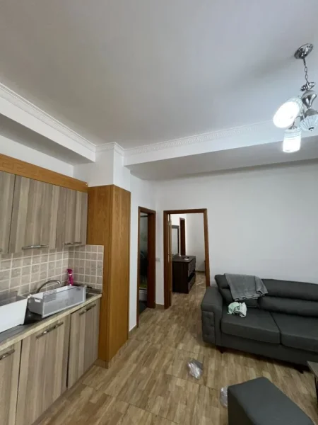 Tirane, jepet me qera apartament 2+1 Kati 4, 110 m² 500 € (astir)