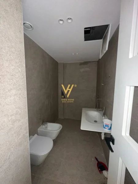 Tirane, jepet me qera ambjent biznesi Kati 7, 110 m² 1.350 € (RRUGA E KAVAJES)