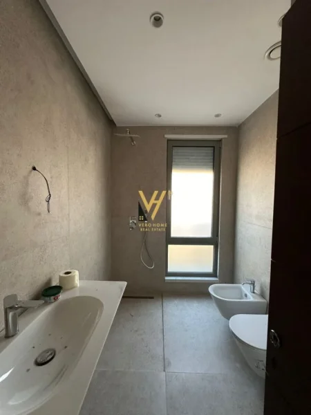 Tirane, jepet me qera ambjent biznesi Kati 7, 110 m² 1.800 € (RRUGA E KAVAJES)