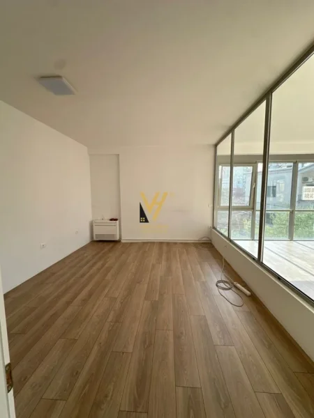 Tirane, jepet me qera ambjent biznesi Kati 1, 150 m² 2.500 € (RRUGA E KAVAJES)