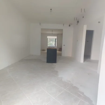 Tirane, jepet me qera ambjent biznesi Kati 0, 100 m² 3.000 € (PALLATI ME SHIGJETA)