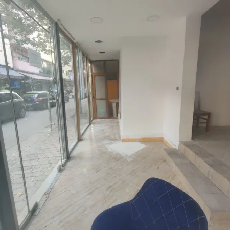 Tirane, jepet me qera ambjent biznesi Kati 0, 100 m² 3.000 € (PALLATI ME SHIGJETA)
