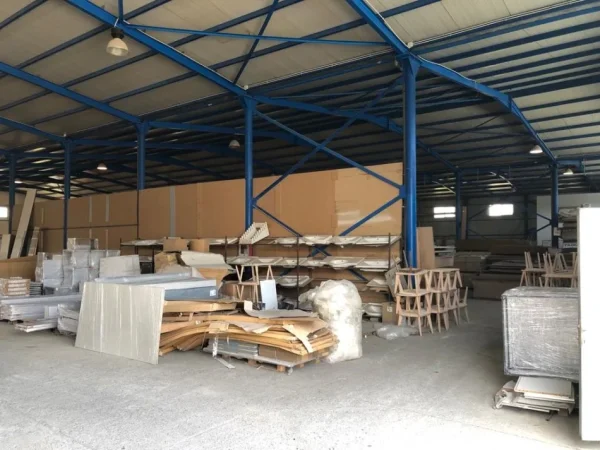 Tirane, jepet me qera magazine Kati 0, 2.600 m² 7.000 € (Autostrada Tirane~Durres)