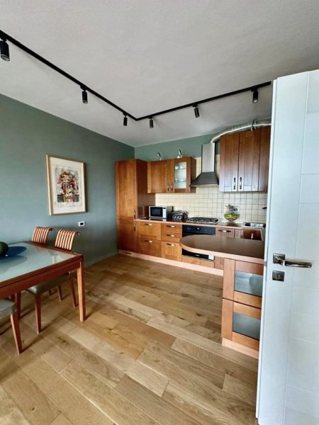 Tirane, jepet me qera apartament 2+1 , 110 m² 1.300 € (Blloku)