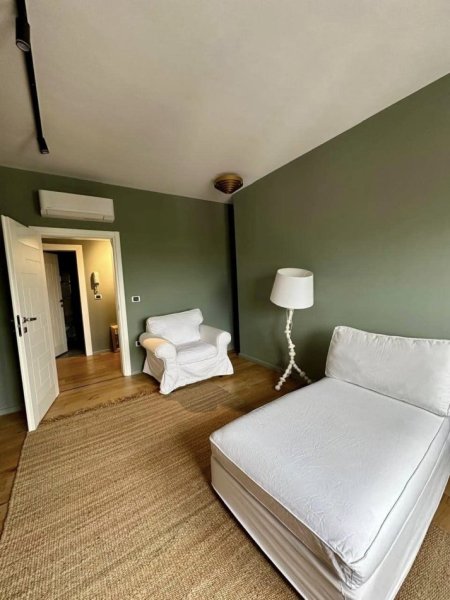 Tirane, jepet me qera apartament 2+1 , 110 m² 1.300 € (Blloku)