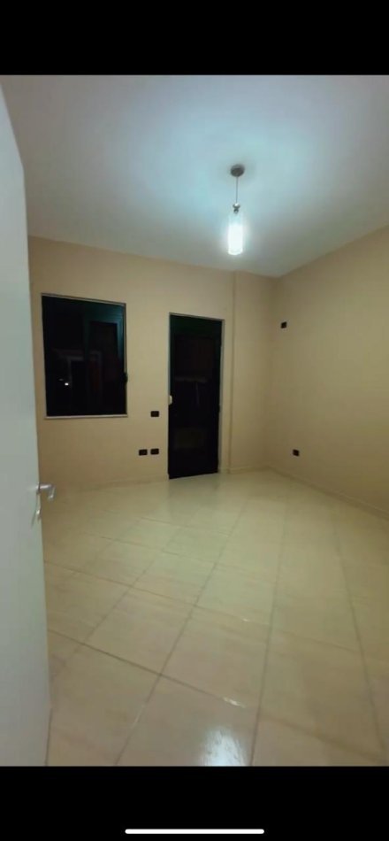 Tirane, jap me qera apartament 3+1 Kati 5, 135 m² 600 € (Liqeni Artificial)