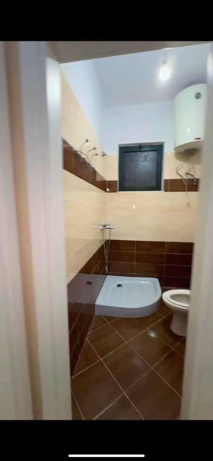 Tirane, jap me qera apartament 3+1 Kati 5, 135 m² 600 € (Liqeni Artificial)