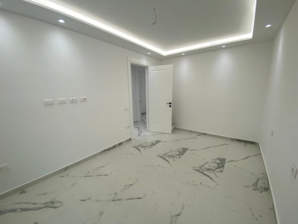 Tirane, jepet me qera ambjent biznesi Kati 7, 106 m² 1.000 € (Mine peza)