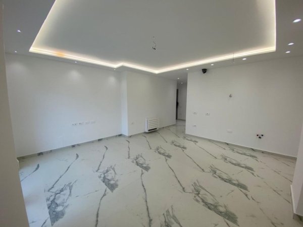 Tirane, jepet me qera ambjent biznesi Kati 7, 106 m² 1.000 € (Mine peza)