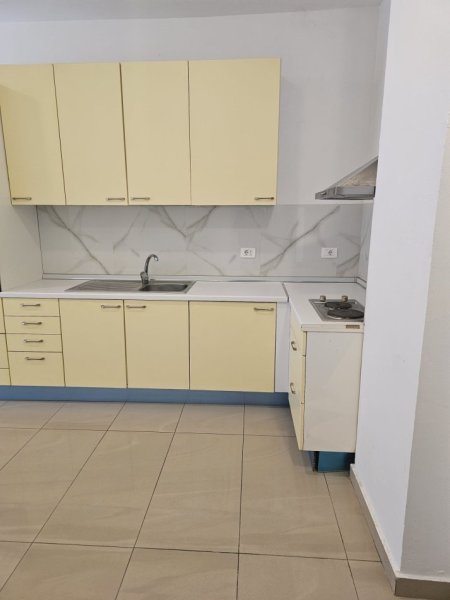 Tirane, jepet me qera apartament 1+1+Ballkon Kati 3, 65 m² 450 € 