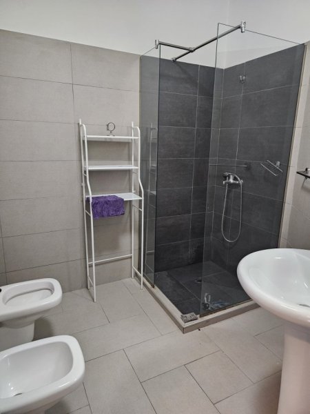 Tirane, jepet me qera apartament 1+1+Ballkon Kati 3, 65 m² 450 € 