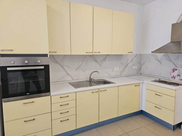 Tirane, jepet me qera apartament 1+1+Ballkon Kati 3, 65 m² 450 € 
