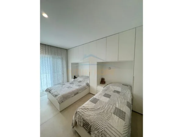 Tirane, shes apartament 2+1+Ballkon Kati 1, 117 m² 300.000 € (Liqeni Thate + post parkimi)