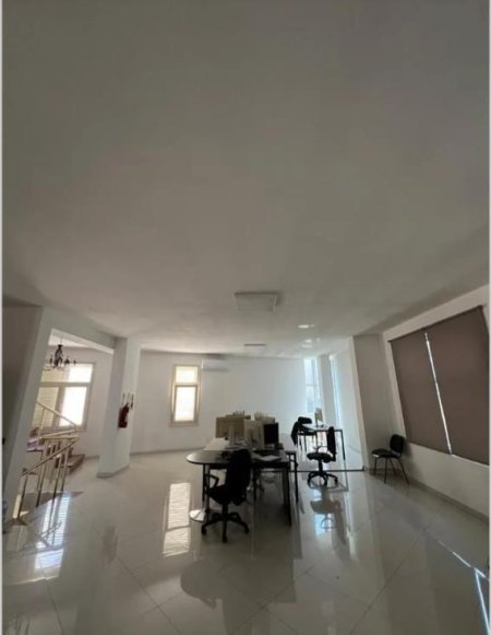 Tirane, jepet me qera ambjent biznesi Kati 2, 350 m² 2.000 € (Laprak)