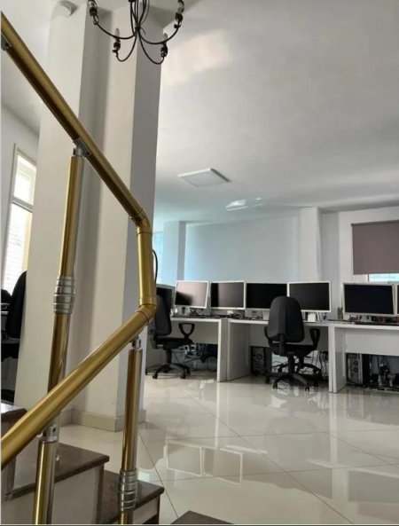 Tirane, jepet me qera ambjent biznesi Kati 2, 350 m² 2.000 € (Laprak)