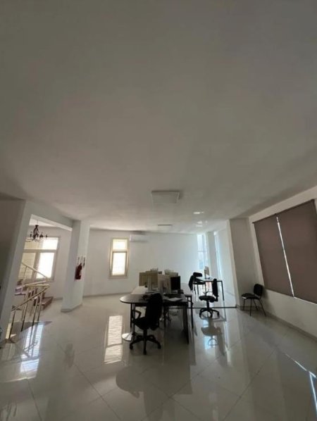 Tirane, jepet me qera ambjent biznesi Kati 2, 350 m² 2.000 € (Laprak)