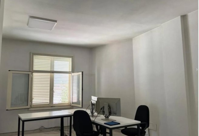 Tirane, jepet me qera ambjent biznesi Kati 2, 350 m² 2.000 € (Laprak)