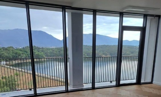 Tirane, jepet me qera apartament 3+1+Ballkon Kati 8, 165 m² 2.500 € (Lake View)