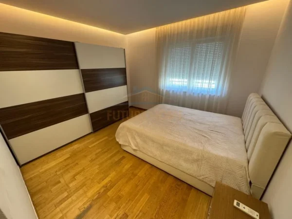 Tirane, jepet me qera apartament 3+1 Kati 3, 186 m² 1.400 € 