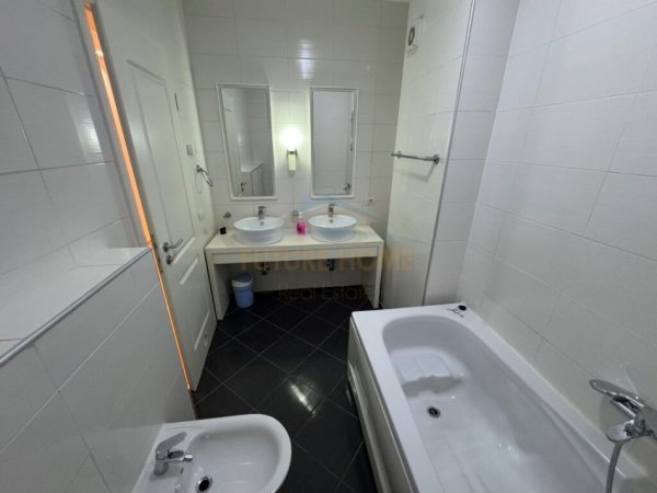 Tirane, jepet me qera apartament 3+1 Kati 3, 186 m² 1.400 € 