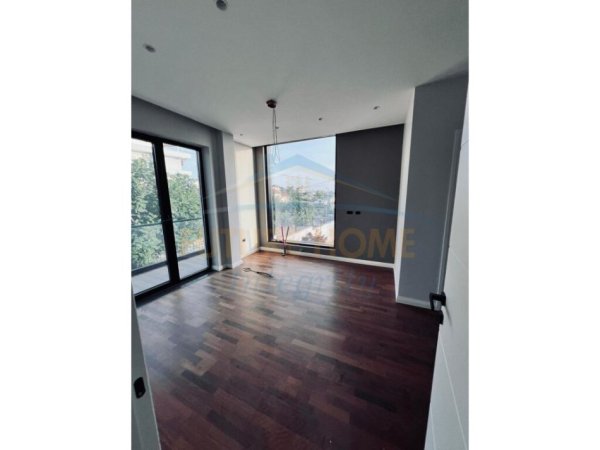 Tirane, jepet me qera apartament 4 Katshe , 2.500 €/muaj (Farke, Liqeni i Farkes)