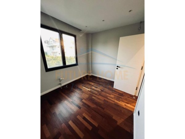 Tirane, jepet me qera apartament 4 Katshe , 2.500 €/muaj (Farke, Liqeni i Farkes)