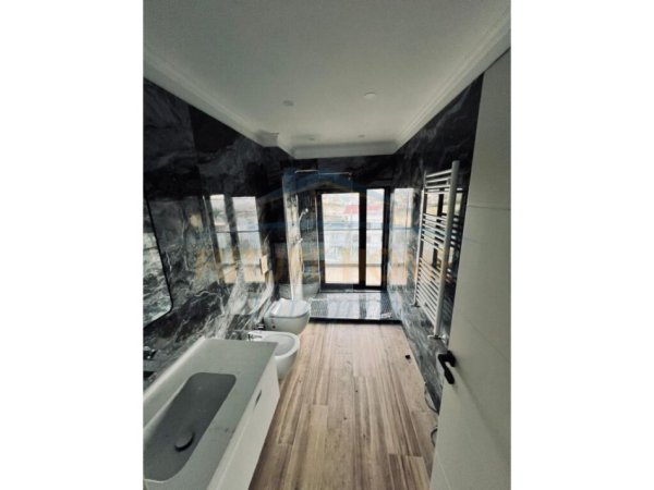Tirane, jepet me qera apartament 4 Katshe , 2.500 €/muaj (Farke, Liqeni i Farkes)
