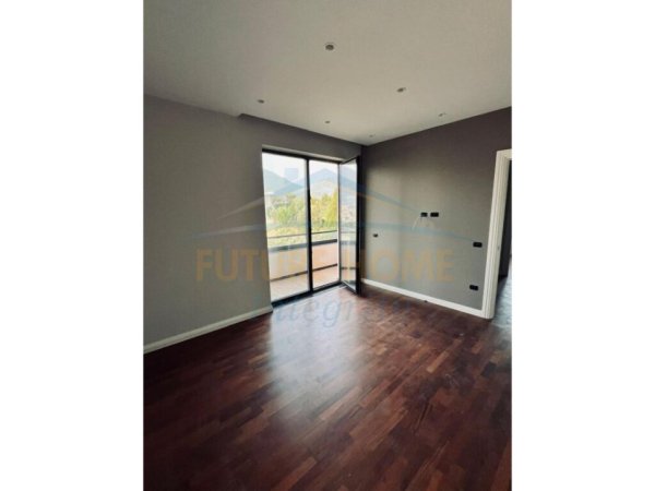 Tirane, jepet me qera apartament 4 Katshe , 2.500 €/muaj (Farke, Liqeni i Farkes)