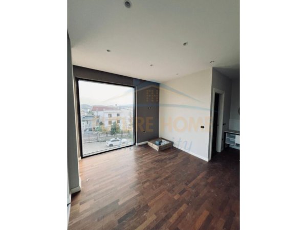 Tirane, jepet me qera apartament 4 Katshe , 2.500 €/muaj (Farke, Liqeni i Farkes)