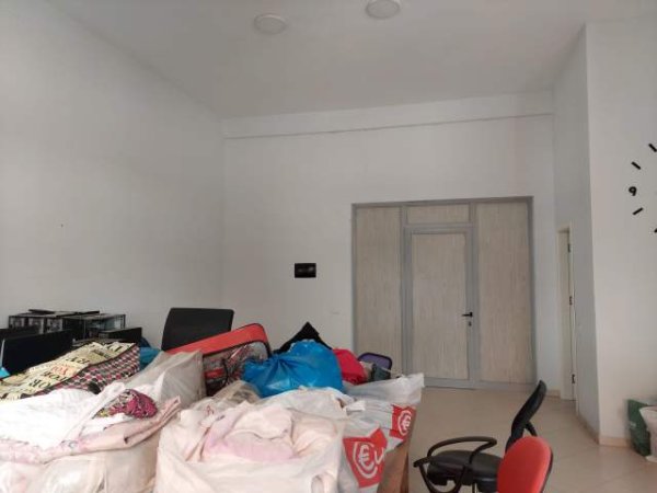 Tirane, jepet me qera ambjent biznesi Kati 1, 57 m² 600 € (astir)