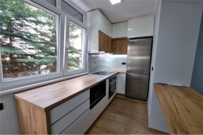 Tirane, jepet me qera apartament 1+1 Kati 5, 60 m² 600 € (Rruga Myslym Shyri)