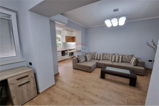 Tirane, jepet me qera apartament 1+1 Kati 5, 60 m² 600 € (Rruga Myslym Shyri)