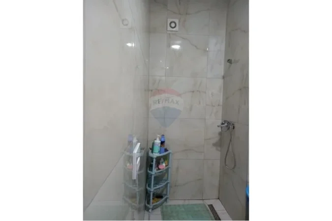 Tirane, jepet me qera apartament 2+1 Kati 5, 78 m² 500 € (Ali Demi)