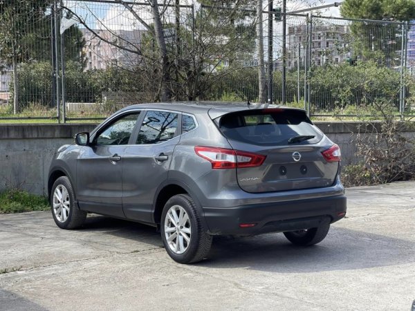 Tirane, shes SUV | Fuoristrad | Xhip NISSAN QASHQAI Nafte, gri e erret automatik Klima 165.000 km 11.900 €