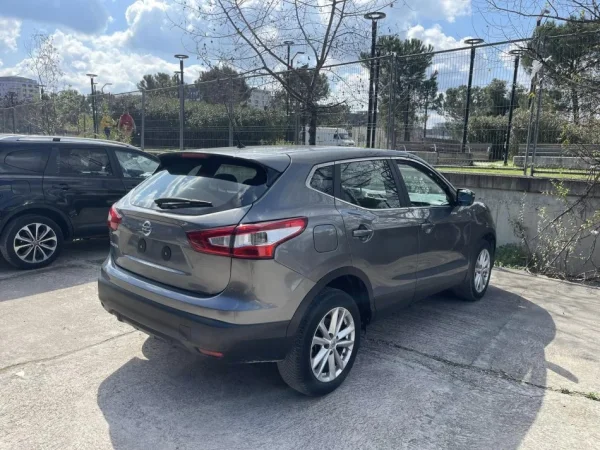 Tirane, shes SUV | Fuoristrad | Xhip NISSAN QASHQAI Nafte, gri e erret automatik Klima 165.000 km 11.900 €