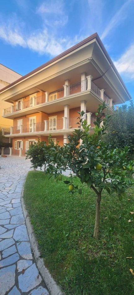Tirane, jepet me qera Vile , 10.000 € (Prane Fakultetit te Ekonomise)