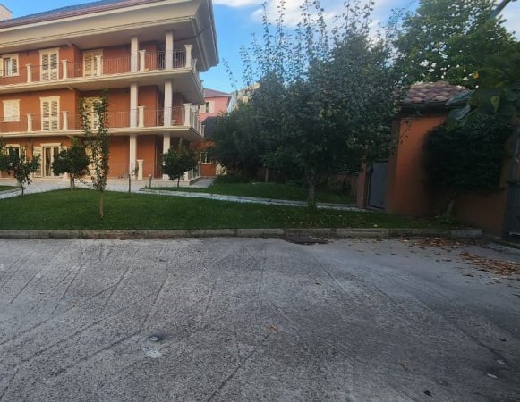 Tirane, jepet me qera Vile , 10.000 € (Prane Fakultetit te Ekonomise)