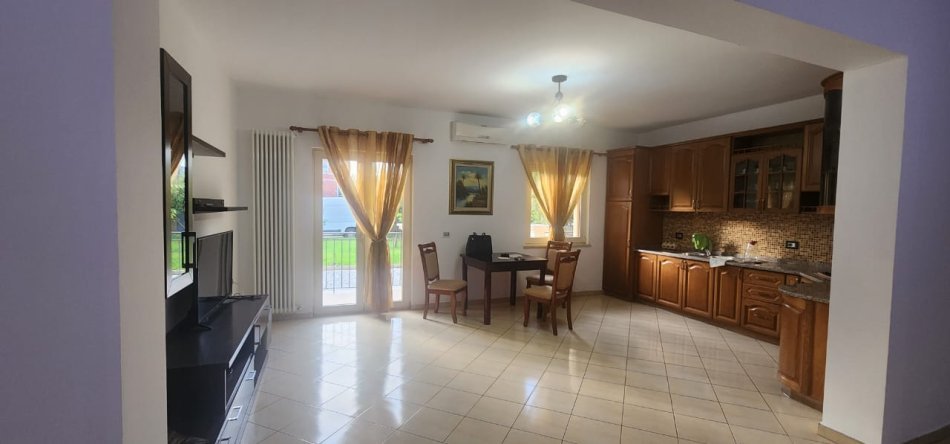 Tirane, jepet me qera Vile , 10.000 € (Prane Fakultetit te Ekonomise)