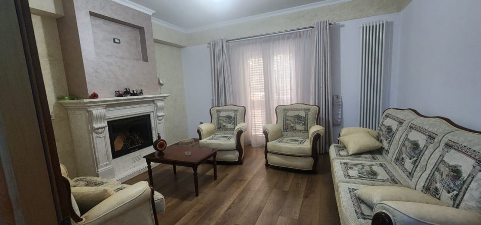 Tirane, jepet me qera Vile , 10.000 € (Prane Fakultetit te Ekonomise)