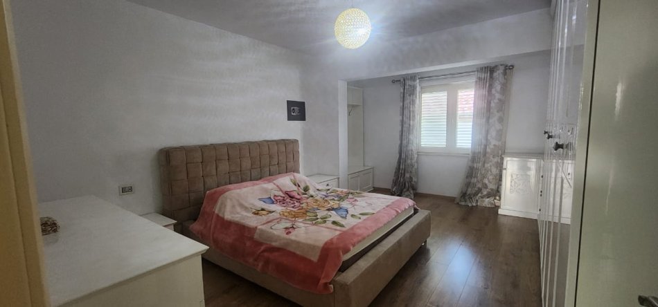 Tirane, jepet me qera Vile , 10.000 € (Prane Fakultetit te Ekonomise)
