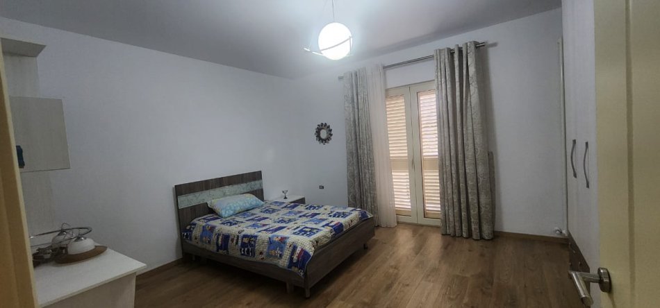 Tirane, jepet me qera Vile , 10.000 € (Prane Fakultetit te Ekonomise)