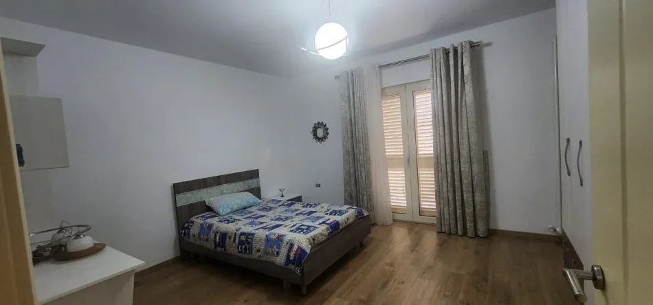 Tirane, jepet me qera Vile , 10.000 € (Prane Fakultetit te Ekonomise)
