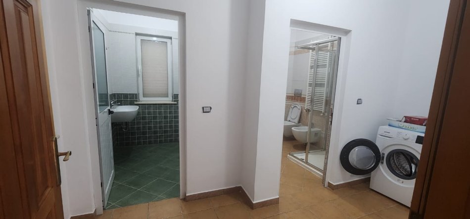 Tirane, jepet me qera Vile , 10.000 € (Prane Fakultetit te Ekonomise)
