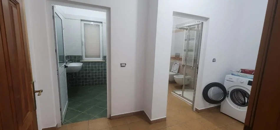 Tirane, jepet me qera Vile , 10.000 € (Prane Fakultetit te Ekonomise)