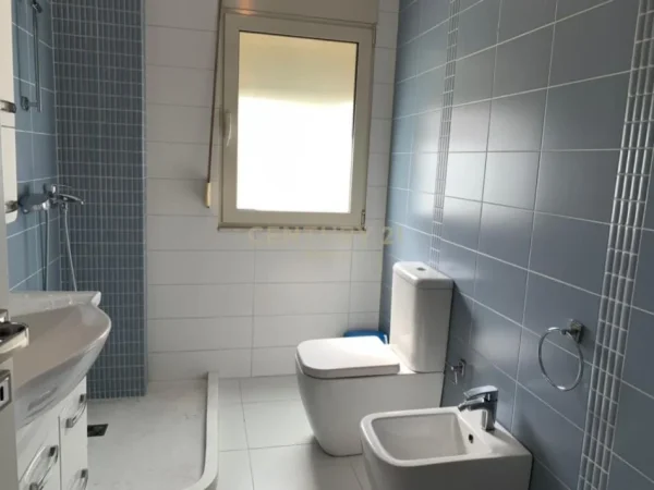 Tirane, jepet me qera apartament 2+1 Kati 2, 140 m² 900 € (pazari i ri)