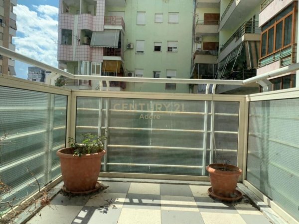 Tirane, jepet me qera apartament 2+1 Kati 2, 140 m² 900 € (pazari i ri)